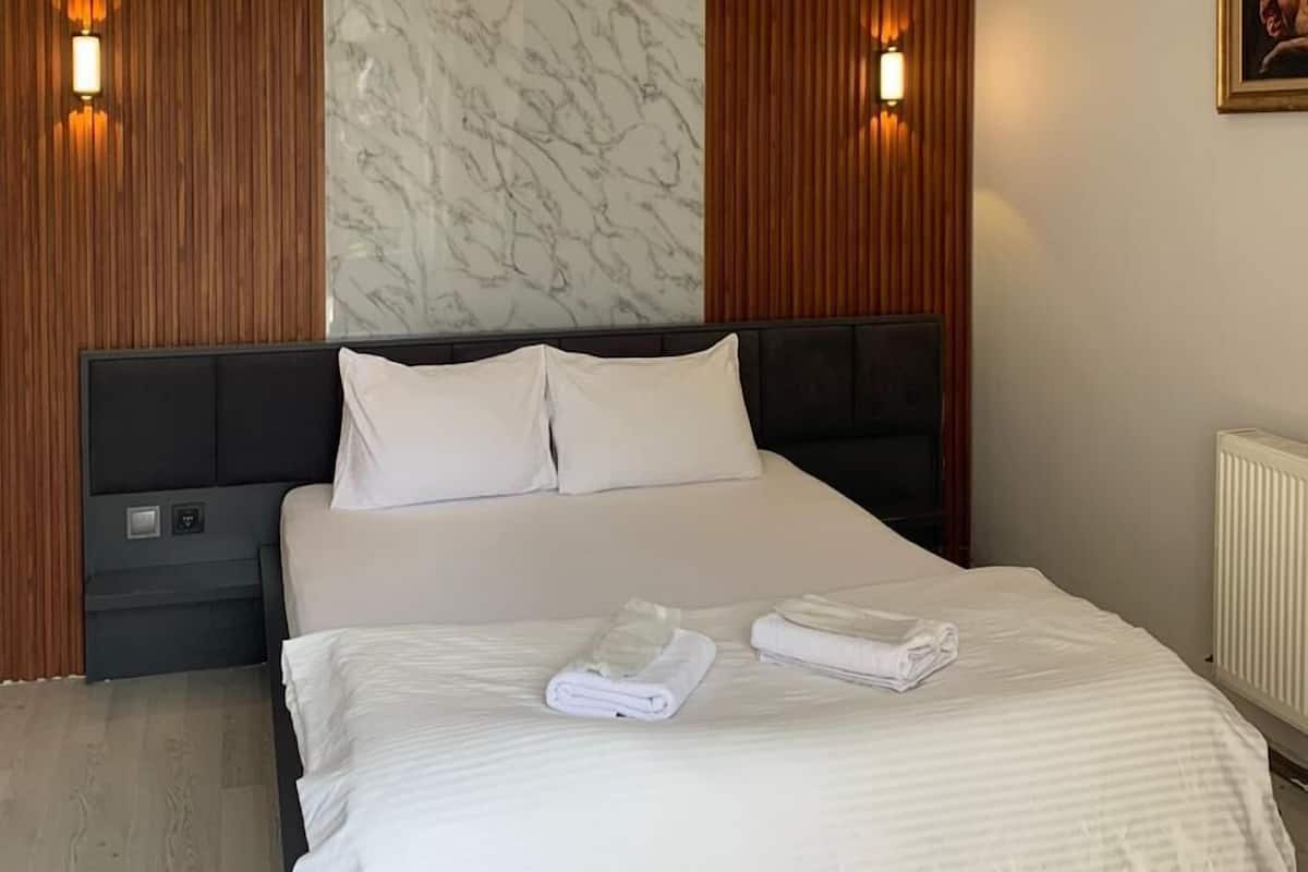 2 bedrooms, premium bedding, desk, free WiFi