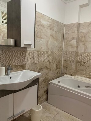 Douche, articles de toilette gratuits, sĂšche-cheveux, chaussons