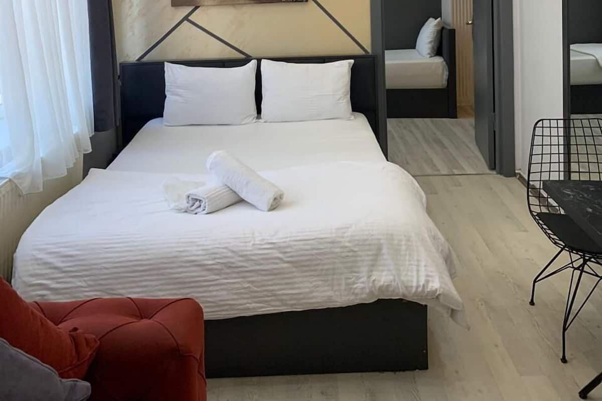 2 bedrooms, premium bedding, desk, free WiFi