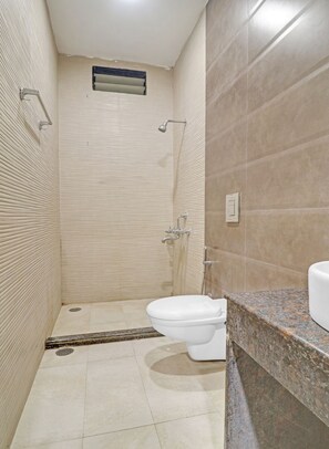 Klassieke kamer | Badkamer | Een douche, gratis toiletartikelen, handdoeken