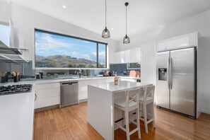 Kühlschrank, Geschirrspüler, Toaster, Kochgeschirr/Geschirr/Besteck