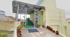 Vista frontal de la propiedad