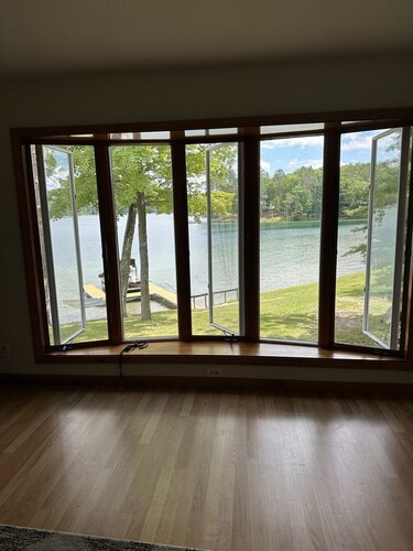 Lake Life! Best Life!!!
Spacious Lake house on sparkling clear Long Lake!
