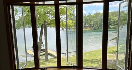 Lake Life! Best Life!!!
Spacious Lake house on sparkling clear Long Lake!