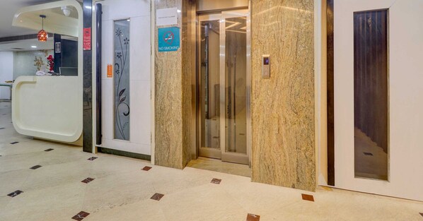 Elevator - Super Townhouse OAK Hotel SSV Grand (Hyderabad)