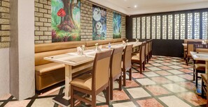 Restaurant - Super Townhouse OAK Hotel SSV Grand (Hyderabad)