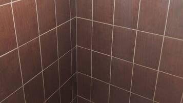Căn hộ cơ bản | Phòng tắm | Khăn tắm, xà phòng, giấy vệ sinh