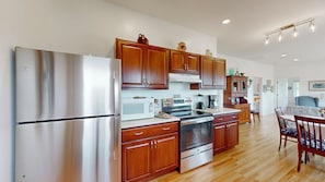 Fridge, microwave, oven, stovetop - Lake & Vineyard View (Pulteney)