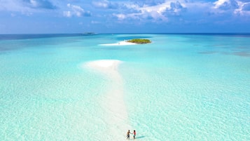 En la playa, camastros y toallas de playa