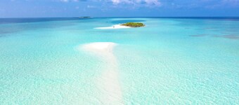 Zen Exuma: Stunning Beachfront Villa w/ NEW Rooftop Lounge, Spa, Cabana & Pool!