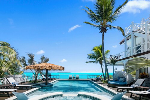 Zen Exuma: Stunning Beachfront Villa w/ NEW Rooftop Lounge, Spa, Cabana & Pool!