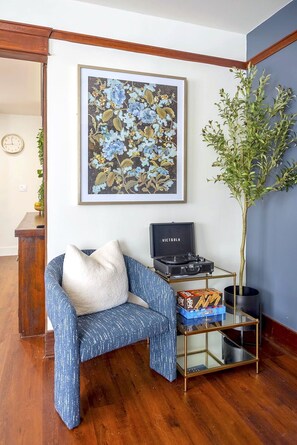 Interior - 2 Bedroom Craftsman : KING Bed : Views : Parking :: Between Disney/Universal (Whittier)