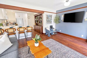 Smart TV, stereo - 2 Bedroom Craftsman : KING Bed : Views : Parking :: Between Disney/Universal (Whittier)