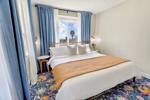 2 bedrooms, desk, iron/ironing board, travel cot - 2 Bedroom Craftsman : KING Bed : Views : Parking :: Between Disney/Universal (Whittier)