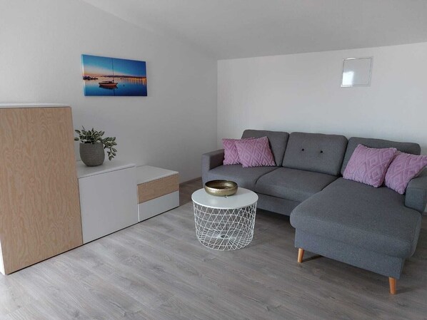 Smart TV, table tennis, books