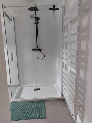 ヘアドライヤー、タオル、石鹸、トイレットペーパー