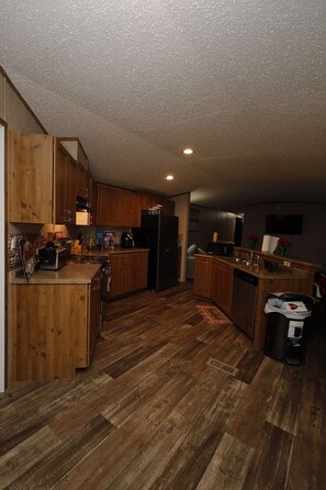 Mikrobølgeovn, ovn, kokeplater og oppvaskmaskin