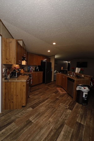 Microwave, oven, stovetop, dishwasher. Cozy secluded home. Close to lakes, spacious yard for family & pet friendly!