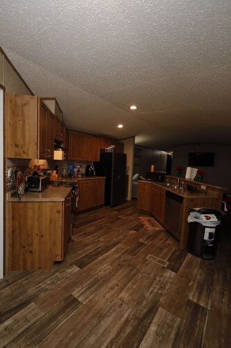 Cozy secluded home. Close to lakes, spacious yard for family & pet friendly!