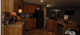 Cozy secluded home. Close to lakes, spacious yard for family & pet friendly!