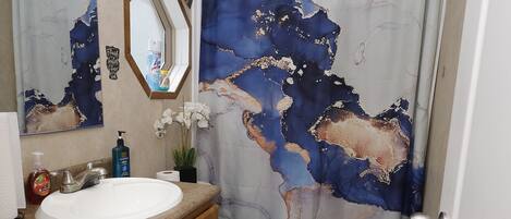 Serviettes fournies, savon, shampoing, papier toilette