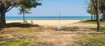 #3 Thomas' Parkside Cottages, 2BR suite, private patio w/ Lake Huron views.