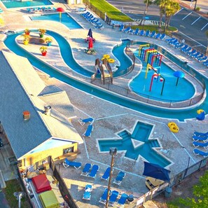 Una piscina techada, una piscina al aire libre