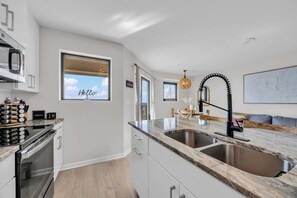 Kylskåp, mikrovågsugn, ugn och spishäll