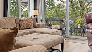 A cozy living room with a sectional sofa, a coffee table, and a leather armchair. - Alpine Escape by Avantstay On Camelback Mountain, Near Waterpark/attractions (Tannersville)
