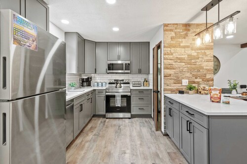 The Bear's Den by Avantstay Prime Location, Renovated w/ Movie & Game Room