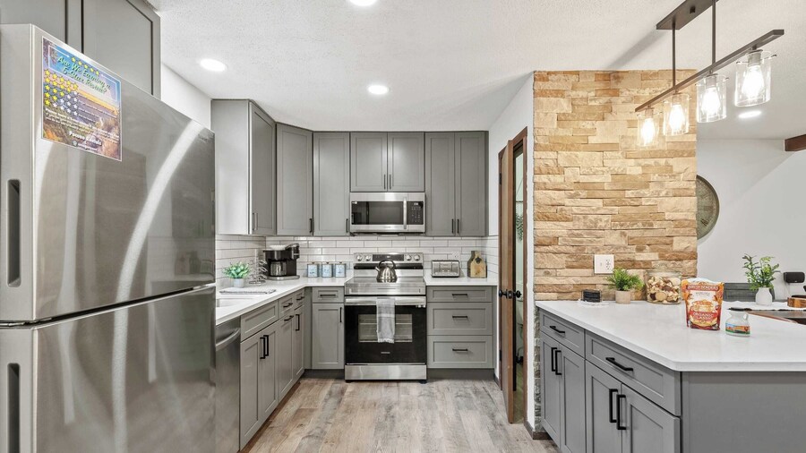 The Bear's Den by Avantstay Prime Location, Renovated w/ Movie & Game Room