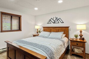 House (3 Bedrooms) | 3 bedrooms, iron/ironing board, bed sheets - The Bear's Den by Avantstay Prime Location, Renovated w/ Movie & Game Room (Tannersville)