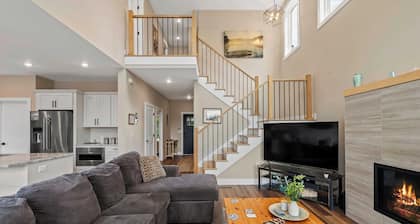 Lakeside Serenity by Avantstay Lakefront, Newly Built, Deck w/ Views!