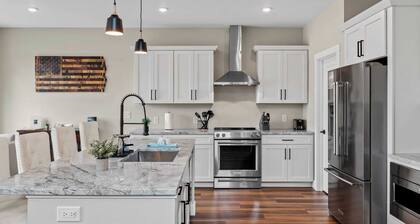 Lakeside Serenity by Avantstay Lakefront, Newly Built, Deck w/ Views!