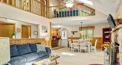 Shady Pines by Avantstay Enclosed Porch, Game Rooms, & Lake/beach Access!
