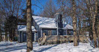 Shady Pines by Avantstay Enclosed Porch, Game Rooms, & Lake/beach Access!
