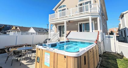 Waves 'n Wooder by Avantstay Swimspa + Game Room, Walk to Beach