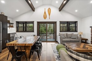 Dining - The Breck by Avantstay Modern 6bdr Cabin w/ Hot Tub & Game Room (Lake Harmony)