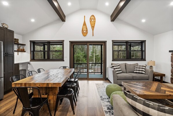 Dining - The Breck by Avantstay Modern 6bdr Cabin w/ Hot Tub & Game Room (Lake Harmony)