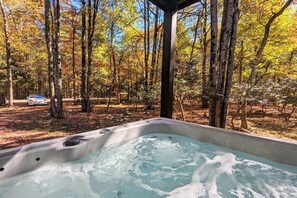 Outdoor spa tub - The Breck by Avantstay Modern 6bdr Cabin w/ Hot Tub & Game Room (Lake Harmony)