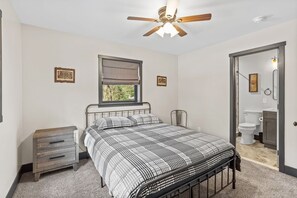 6 bedrooms, desk - The Breck by Avantstay Modern 6bdr Cabin w/ Hot Tub & Game Room (Lake Harmony)