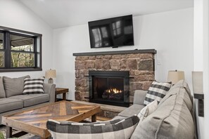 TV, fireplace, table football - The Breck by Avantstay Modern 6bdr Cabin w/ Hot Tub & Game Room (Lake Harmony)