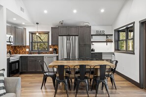 Hus (6 Bedrooms) | Privat køkken | Køleskab, mikrobølgeovn, ovn, kogeplade
