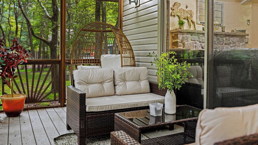 Frolic on Fern by Avantstay Enclosed Deck w/ Forest Views, Bar