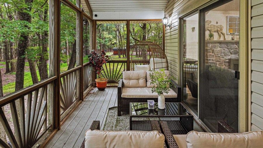 Frolic on Fern by Avantstay Enclosed Deck w/ Forest Views, Bar