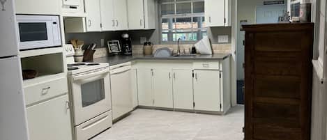 Frigorifero, microonde, forno, piano cottura