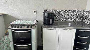 Frigorífico, horno, placa de cocina y licuadora