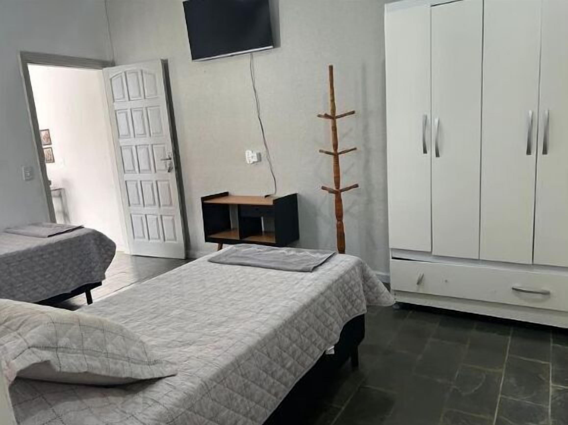 1 habitación, escritorio, tabla de planchar con plancha y wifi 