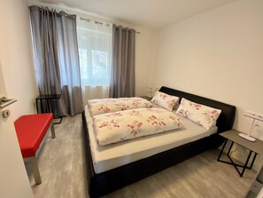 2 bedrooms, iron/ironing board, WiFi, bed sheets - Casa Pinos City - Ihre Ferienwohnungen in Friedrichshafen am Bodensee (Friedrichshafen)