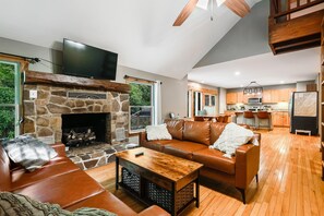 Una Smart TV, una chimenea